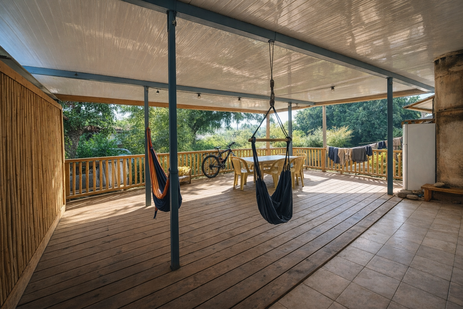 דק-מעץ-פתוח-עם-נוף-ירוק